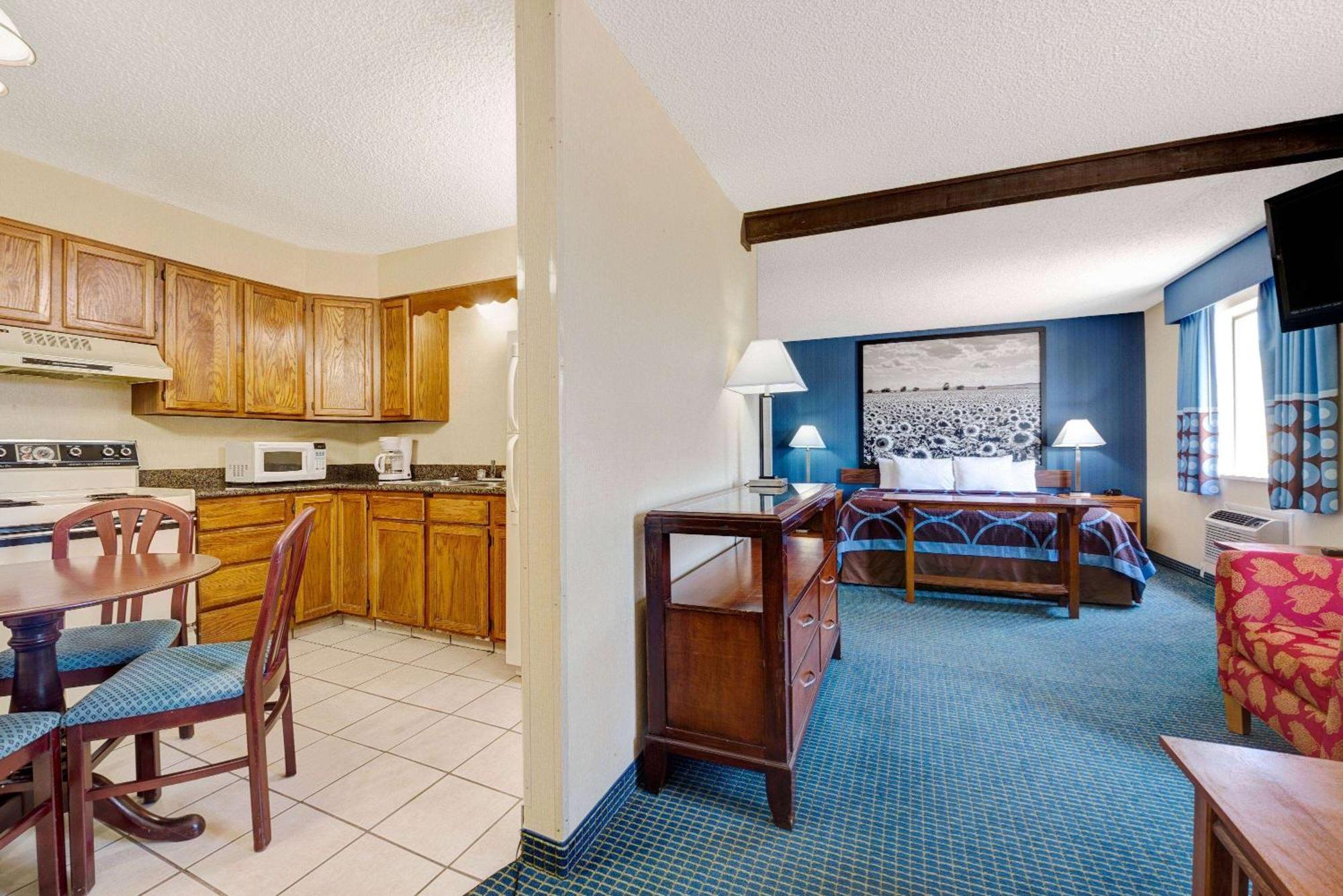 Super 8 By Wyndham Hutchinson Hotel Exterior photo