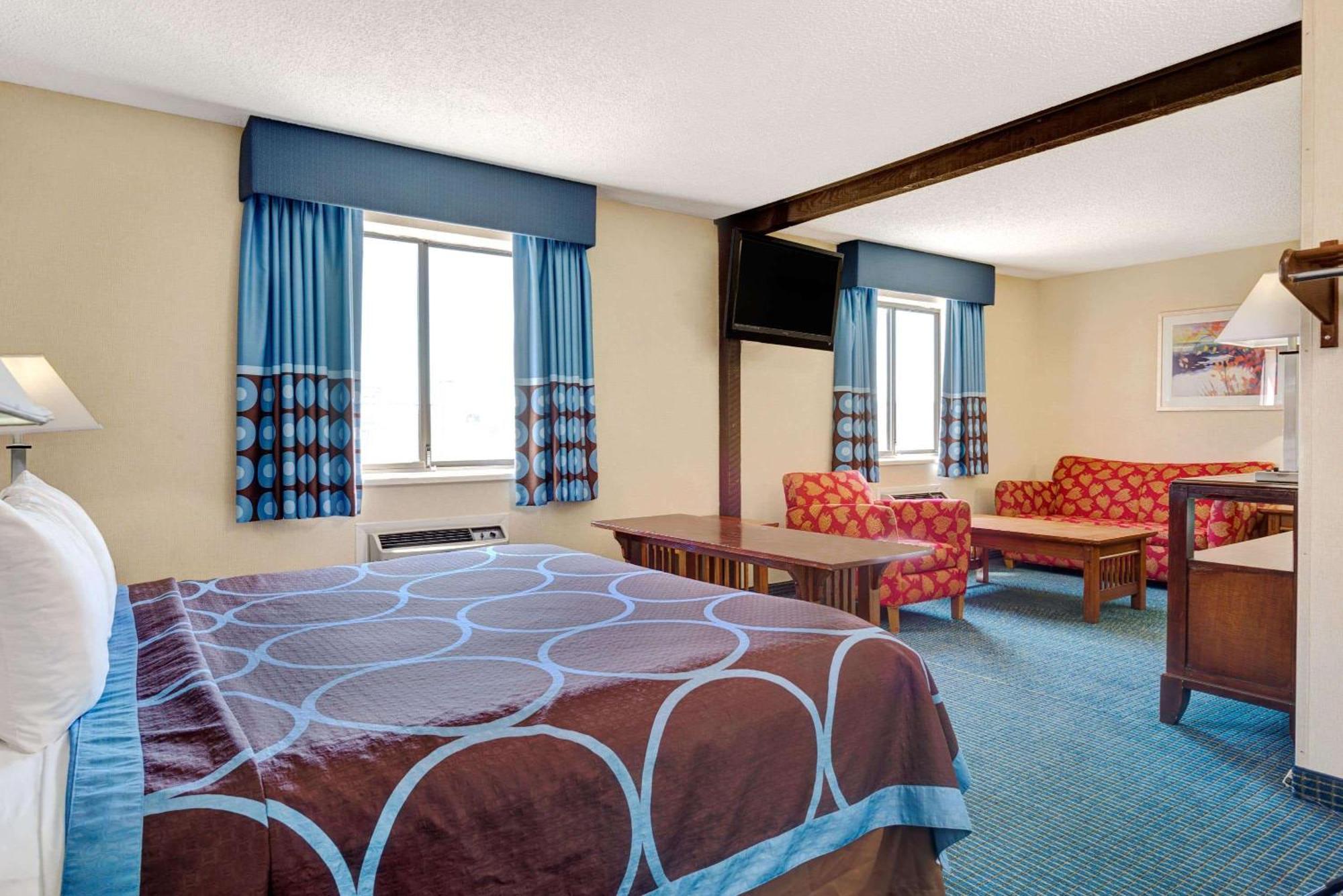 Super 8 By Wyndham Hutchinson Hotel Exterior photo